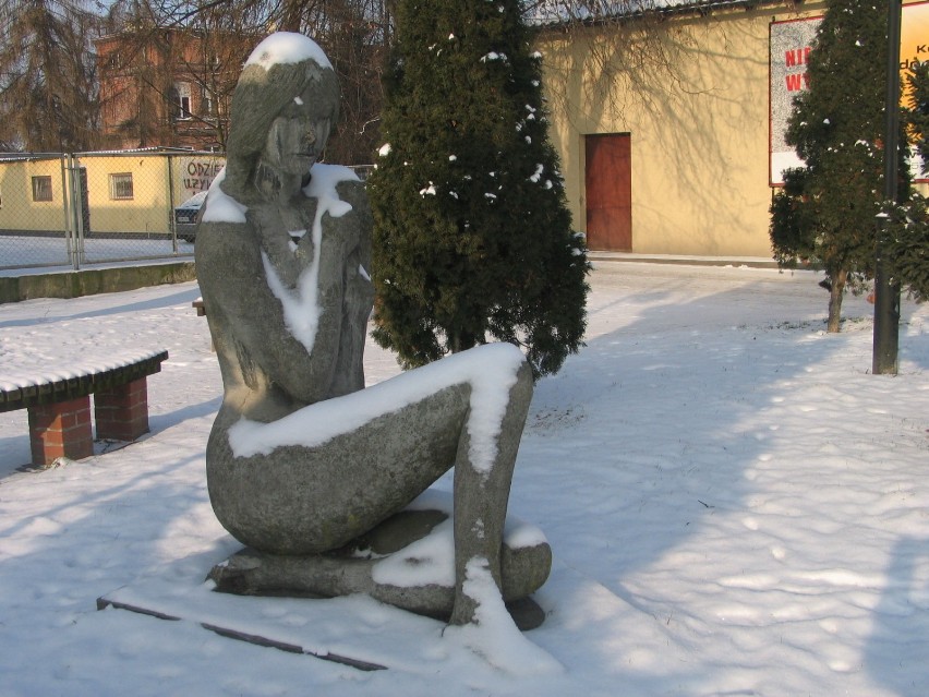 Rzeźba nagiej panny przy ul. Armii Krajowej w Żarowie
