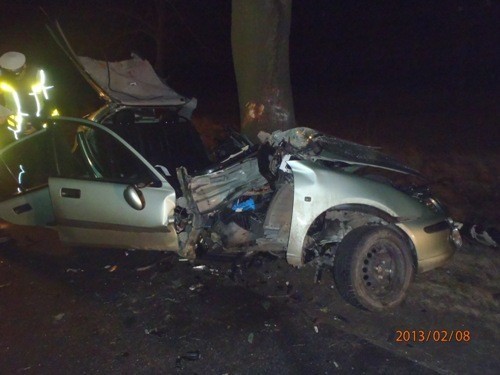 22-letni Kamil rozbił się autem na  drzewie. Chłopak zmarł w szpitalu