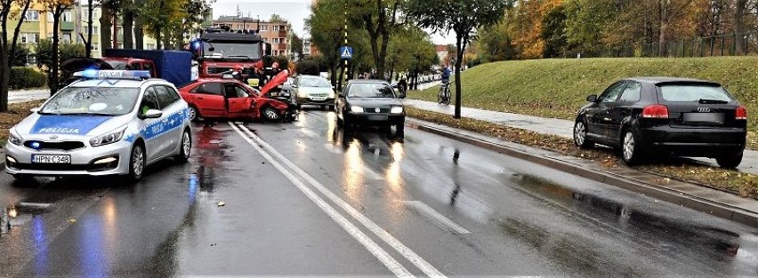 Tczew: 20-latek z zatrzymanym prawem jazdy po wypadku na ul. Wojska Polskiego [ZDJĘCIA]