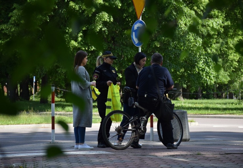 Straż Miejska w Białymstoku rozdawała odblaski rowerzystom