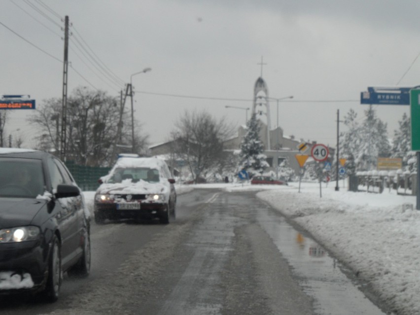 Atak zimy w Rybniku: Drogi w centrum są czarne, gorzej z trasami w dzielnicach