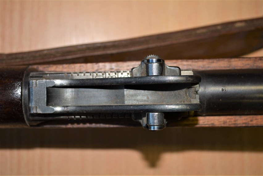 Karabin Mauser „Spandau” z 1917 roku, 3 sztuki ostrej amunicji i 42 łuski pod ... podłogą