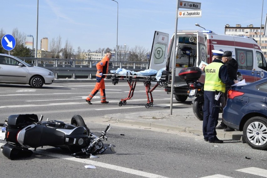 Wypadek w centrum Kielc, znów na feralnym skrzyżowaniu. Motocyklista trafił do szpitala  