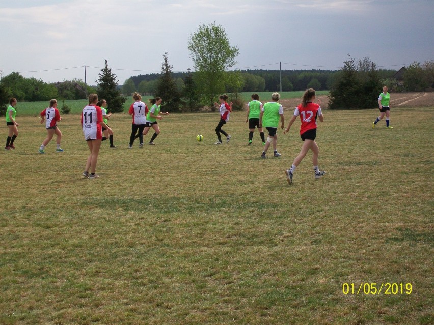 Turniej piłki nożnej w Dziewokluczu: Na boisku zmierzyły się kobiety i młodzież (FOTO)