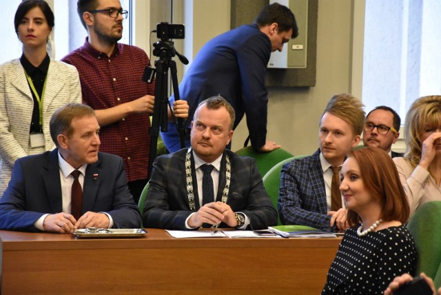 Prezydent Arkadiusz Chęciński wycofał w czwartek, 28 maja, podczas sesji Rady Miejskiej w Sosnowcu swój projekt powiązania opłat za śmieci z ilością zużytej wody.

Zobacz kolejne zdjęcia. Przesuwaj zdjęcia w prawo - naciśnij strzałkę lub przycisk NASTĘPNE