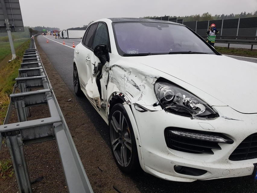 Brzesko. Kierowca porsche wyprzedzał na śliskiej nawierzchni i doprowadził do zderzenia, został ukarany [ZDJĘCIA]