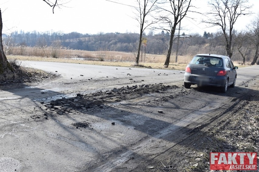 Dębowiec: Asfalt w kawałkach, uwaga kierowcy! (ZDJĘCIA)