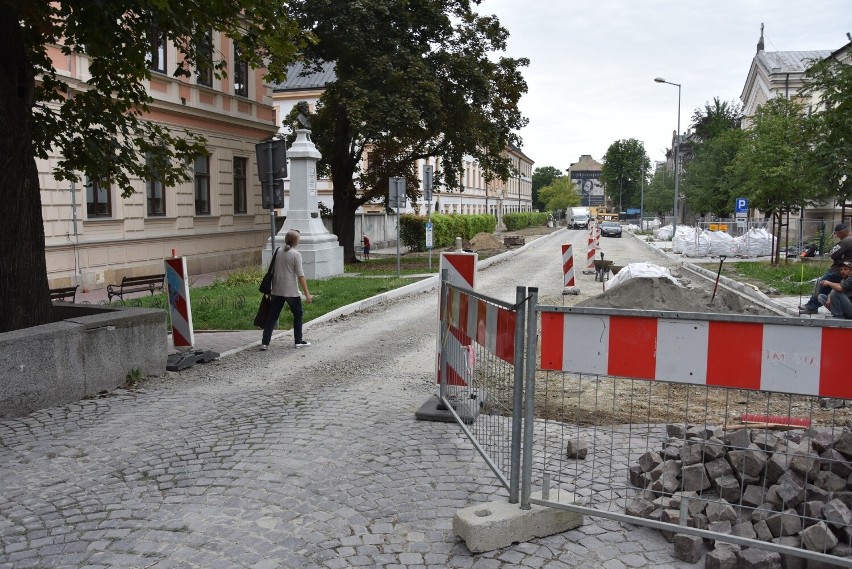 Na razie zniknęła tylko niewielka część żywopłotu przy ul....