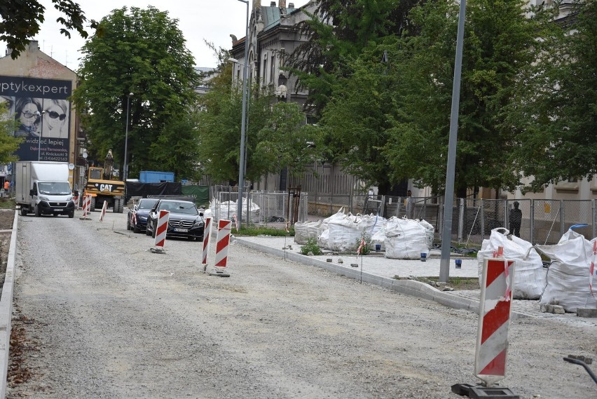 Na razie zniknęła tylko niewielka część żywopłotu przy ul....