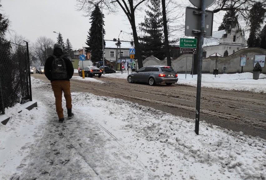 Trudne warunki do jazdy samochodem po Tarnowie i regionie. Marznący deszcz, śnieg i zimno dają się we znaki kierowcom [ZDJĘCIA]