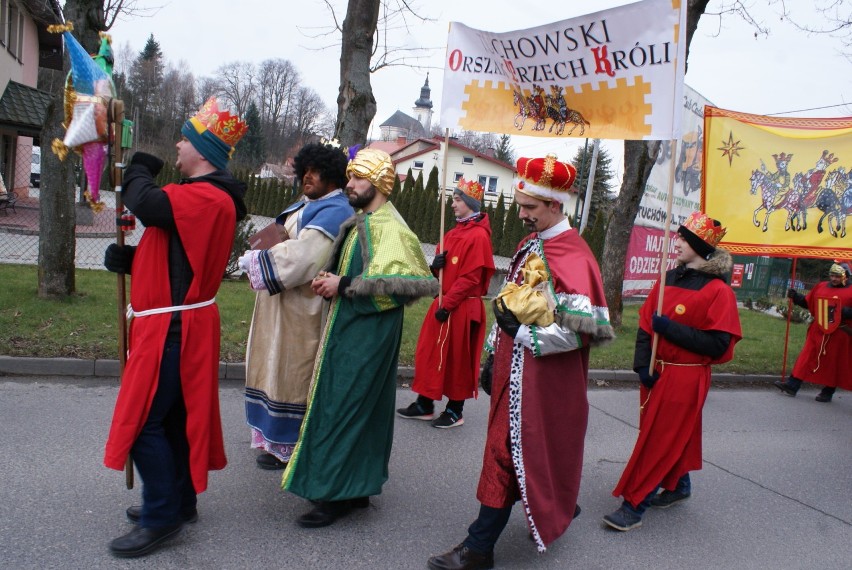 Orszak Trzech Króli 2020 w Tuchowie. Uczestnicy przeszli spod klasztoru na rynek