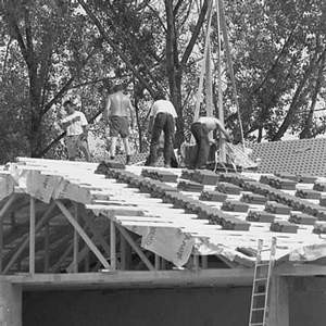 W sobotę robotnicy kończyli układanie dachówek nad halą Lidla.