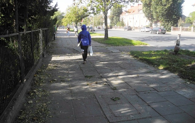 Na tym odcinku ulicy Szczecińskiej chodnik prosi się o remont od dłuższego czasu.