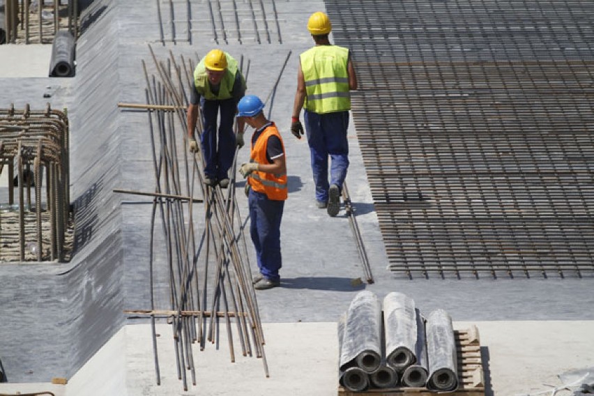 Na budowie Dworca Łódź Fabryczna trwa wylewanie betonowego stropu