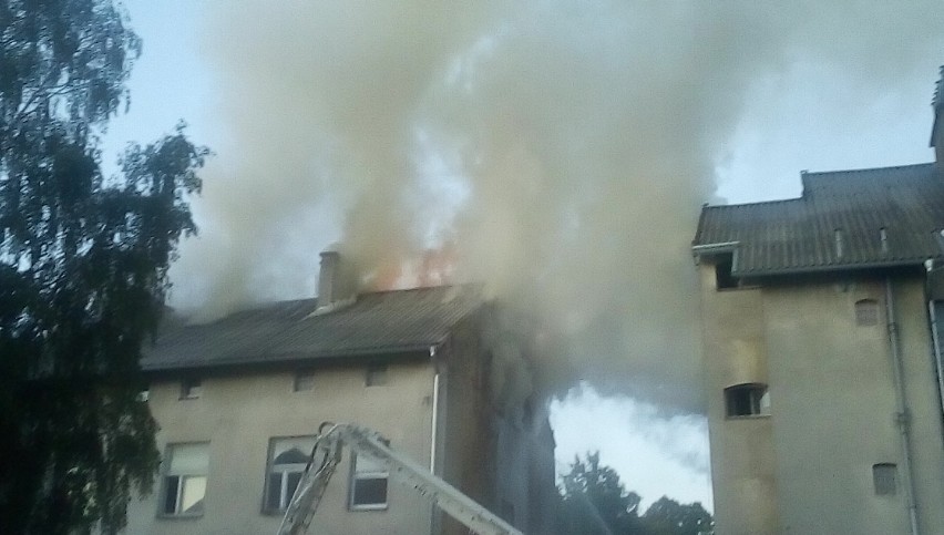 Pożar budynku wielorodzinnego przy ul Gdańskiej w Lęborku  ZDJĘCIA CZYTELNIKA
