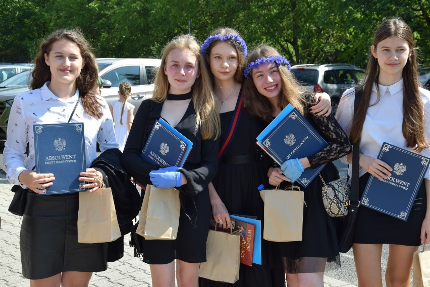 Ósmoklasiści z pleszewskiej "Jedynki" zakończyli rok szkolny! Były łzy wzruszenia!
