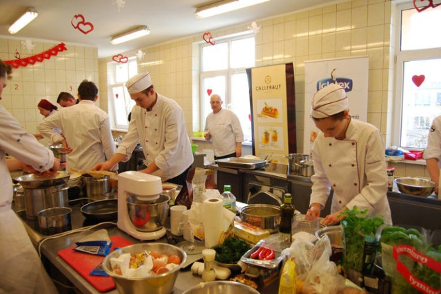 W piątek w kuchni internatu ZSCKP w Grubnie będzie się działo! Warto tam być, podejrzeć młodych kucharzy w akcji i spróbować "miłosnych" dań