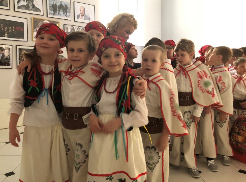 Świętowanie przedszkola im. Jana Pawła 2 w Lesznie. Dzieci do Miejskiego Ośrodka Kultury zaprosiły rodziców i rodzeństwo