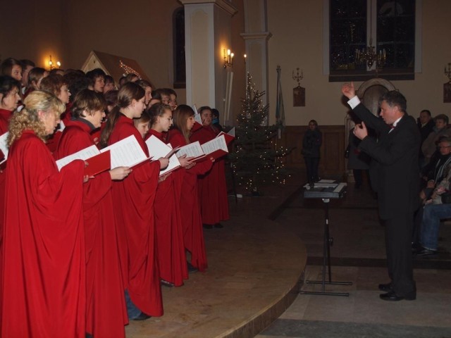 Dyrygent libiąskiego ch&oacute;ru Canticoum Canticorum podczas tradycyjnego koncertu kolęd w wykonaniu jego podopiecznych. Fot. Paweł Salawa.