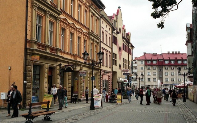 Szczecinecki deptak, rok 2000, od tego czasu liczba mieszkańców miasta zmniejszyła o około cztery tysiące...