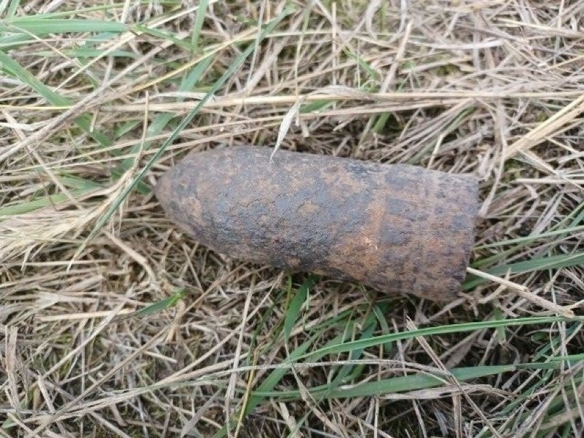 Niewybuchy w powiecie ostrowskim. W Starej Złotorii znaleziono granat, a w Kozikach pocisk przeciwpancerny