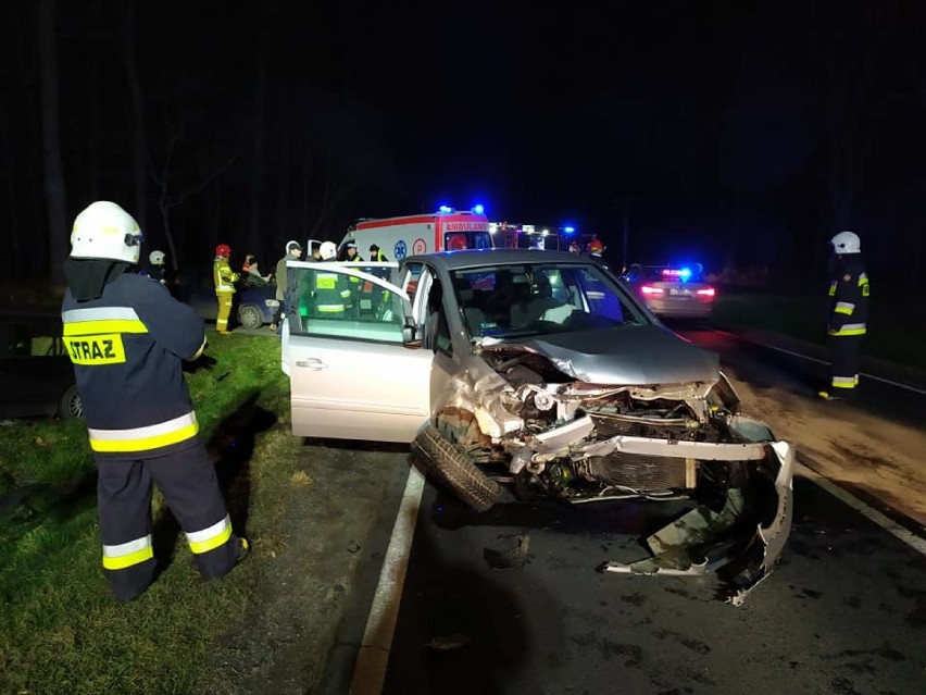 Powiat leszczyński. Wypadek na DK12 zablokowana droga krajowa. Pięć osób rannych w tym dwoje dzieci [ZDJĘCIA]