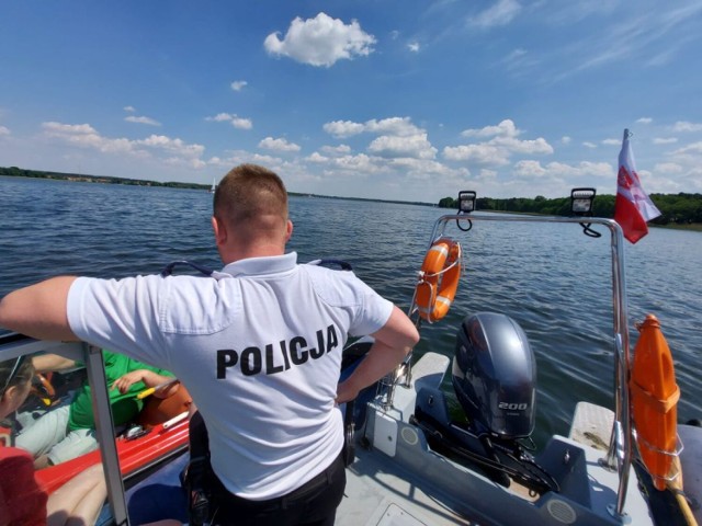 Policyjne łodzie patrolują wody Jeziora Sławskiego