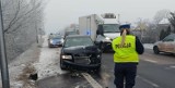Wypadek w Koninie. Kierowca przesadził z prędkością. Policjanci ostrzegają o trudnych warunkach drogowych