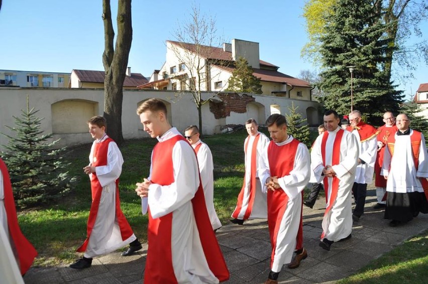 Wielki Piątek w Uniejowie. Wierni uczestniczyli w liturgii...