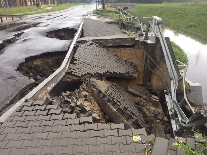 Burze w Gdyni. Zarwana ul. Janka Wiśniewskiego. Zalana ul. Hutnicza. Strażacy walczą z podtopieniami [zdjęcia]