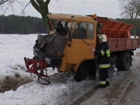 Mariusz Wargin z Jednostki Ratowniczo-Gaśniczej w Trzciance zabezpiecza auto i miejsce zdarzenia.