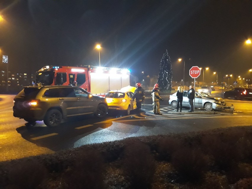 Trzy samochody zderzyły się na skrzyżowaniu ulic Śniadeckiego i Tysiąclecia w Oświęcimiu [ZDJĘCIA]