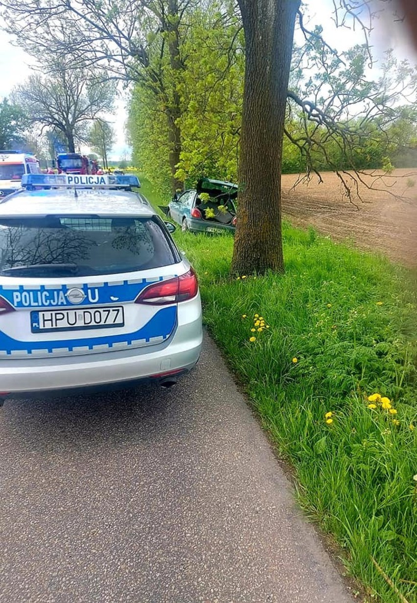 Gmina Damasławek. Wypadek! Samochód osobowy zjechał z drogi i uderzył w drzewo 