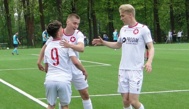 Aleksander Buksa (z prawej) z Wisły Kraków zdobył w dwóch ostatnich meczach CLJ U-18 trzy gole