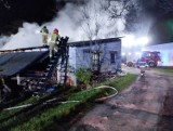Nocny pożar gaszono w gminie Poddębice. Kolejny na tym terenie w ostatnich dniach. Co się paliło? FOT