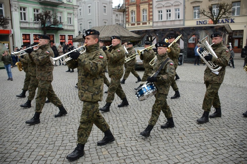 Piknik militarny na rynku w Lesznie