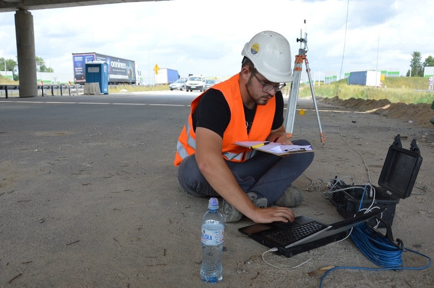 Budowa A1 koło Piotrkowa: próby obciążeniowe na wiadukcie...