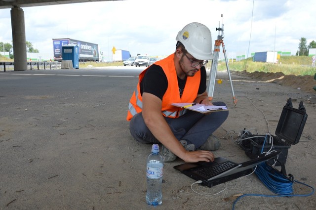 Budowa A1 koło Piotrkowa: próby obciążeniowe na wiadukcie bełchatowskim w ciągu DK74, 10 sierpnia 2021