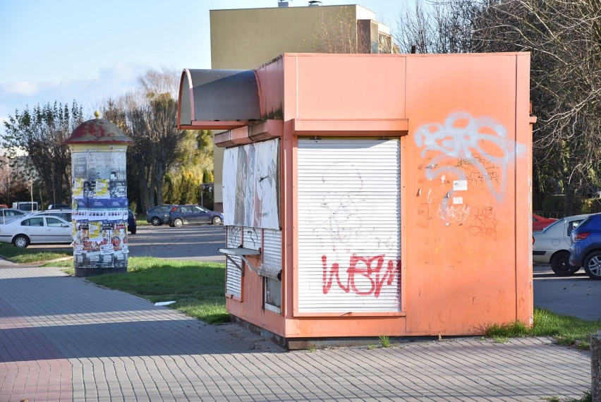 Mieszkańcy poskarżyli się na dzikich lokatorów koczujących w nieczynnym kiosku przy ul. Wybickiego. Co na to władze Malborka?