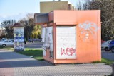 Mieszkańcy poskarżyli się na dzikich lokatorów koczujących w nieczynnym kiosku przy ul. Wybickiego. Co na to władze Malborka?