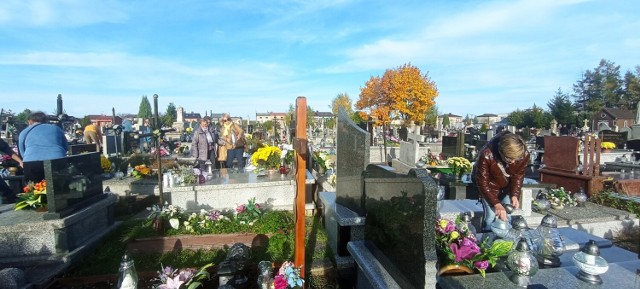 Na cmentarzach w Jędrzejowie przez cały weekend trwał duży ruch. Więcej zdjęć na kolejnych slajdach >>>