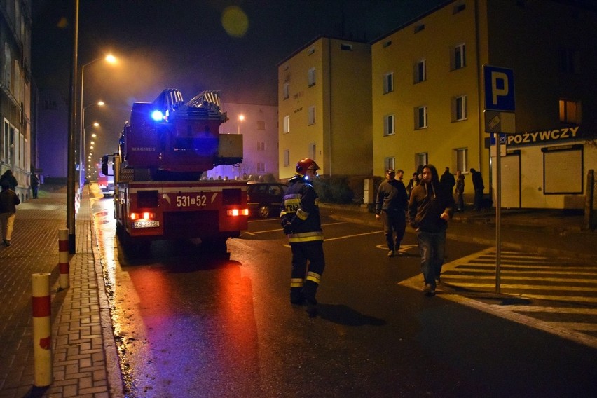 Ul. Limanowskiego. Pożar, który trzeba było gasić od wewnątrz i z zewnątrz bloku [zdjęcia, wideo]