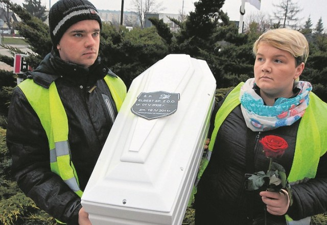 Protestujący przynieśli zarządowi trumnę. Od rady dostał on premie