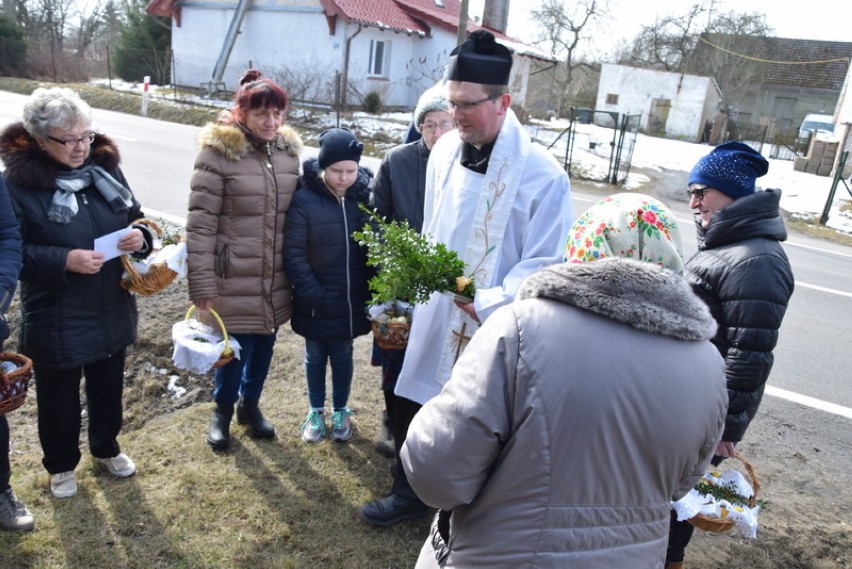 Nowosiółki, Dobojewo, Stołczno. Święcenie pokarmów przy kapliczkach