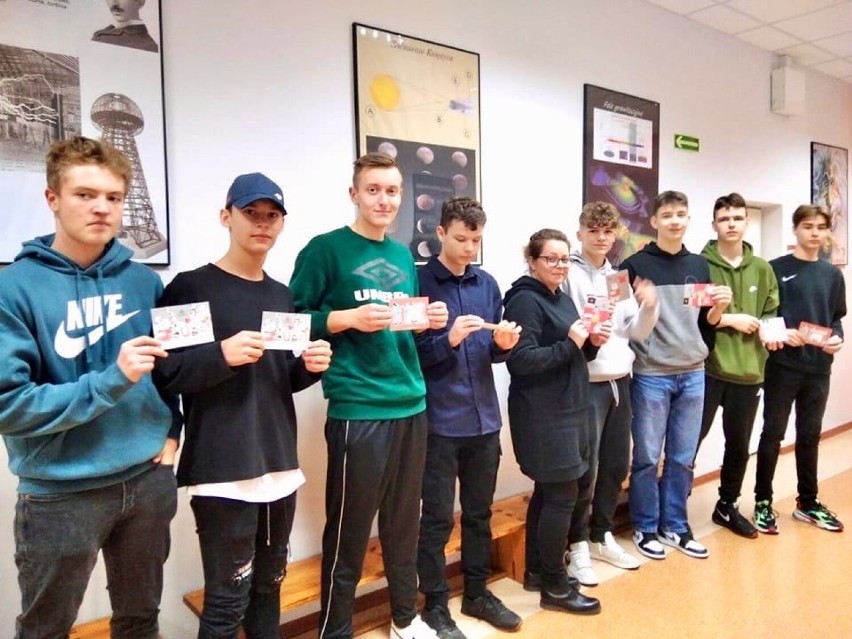 Uczniowie ZSE-E w Radomsku piszą kartki świąteczne, nie sms-y. To część ogólnopolskiej kampanii