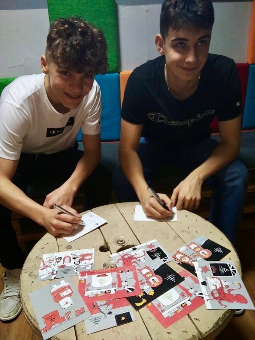 Uczniowie ZSE-E w Radomsku piszą kartki świąteczne, nie sms-y. To część ogólnopolskiej kampanii