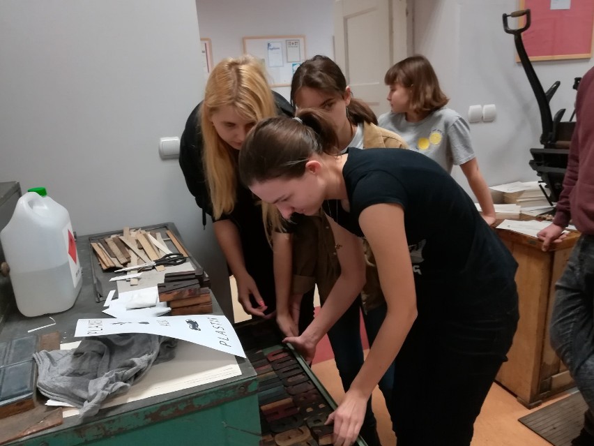 Uczniowie ZSE w Radomsku na warsztatach typograficznych