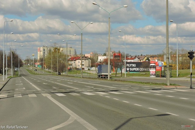 Aleja Grzecznarowskiego to jedna z głównych i dłuższych ulic w Radomiu. Upamiętnia zasłużonego byłego prezydenta Radomia. Na zdjęciu odcinek ulic: Osiedlowa - Jana Pawła II - rok 2021. Zobaczcie zdjęcia na kolejnych slajdach.