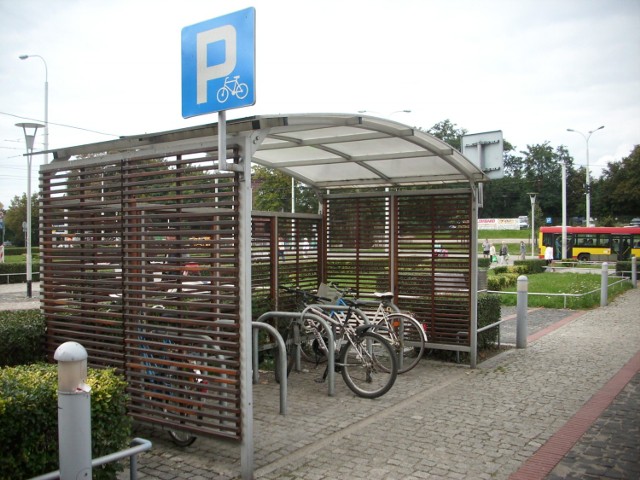 Mały, zadaszony parking rowerowy we Wrocławiu. Chcielibyśmy takie i u nas, w Opolu!