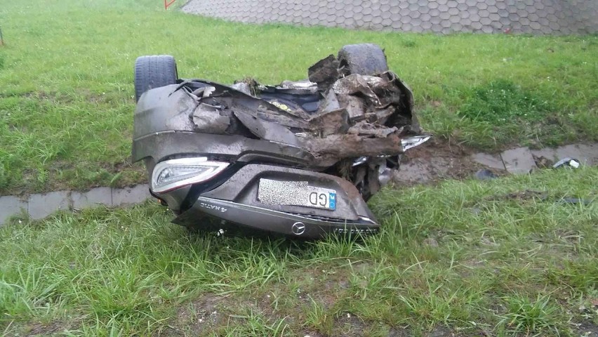 Wypadek na autostradzie A1 w okolicach Włocławka. Dachowanie mercedesa [zdjęcia, wideo]